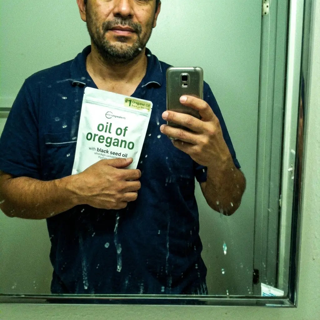 Javier mostrando el producto